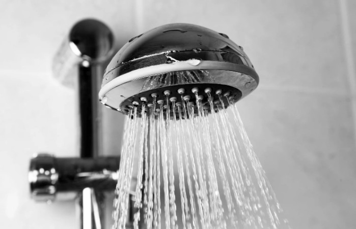 Cambiar bañera por ducha en Mejorada del Campo 22 Duchas de obra vs. Platos de resina: ¿Cuál es la mejor opción para baños pequeños?